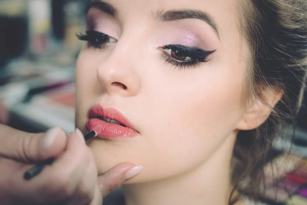 Editorial de maquillaje: aplicación de maquillaje con precisión.