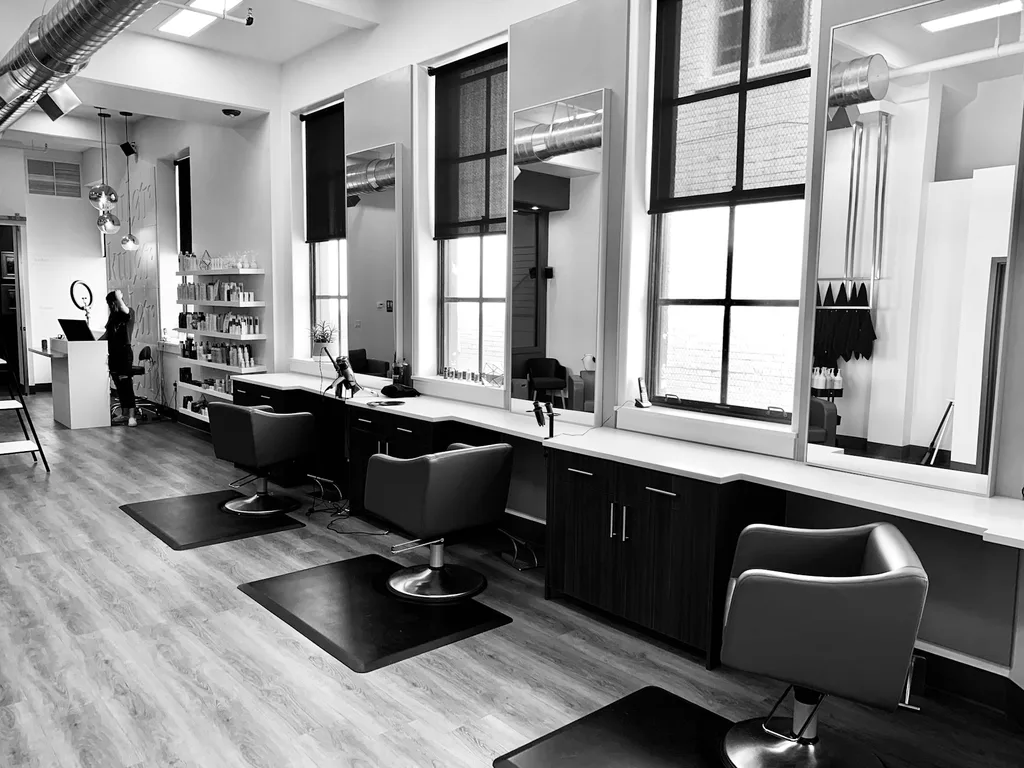 Estudio de belleza con ambiente cálido, luminoso y cuidado.