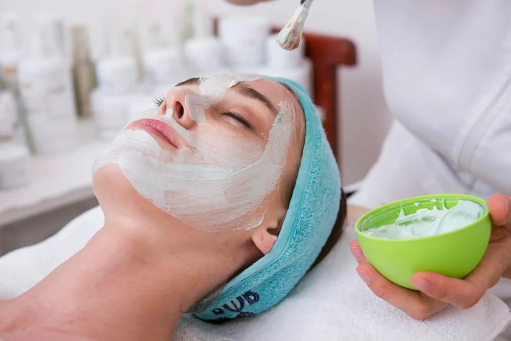 Ritual de cuidado facial en un entorno de estética.