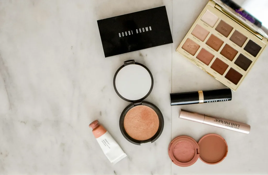 Ambiente elegante y profesional de un estudio de belleza.